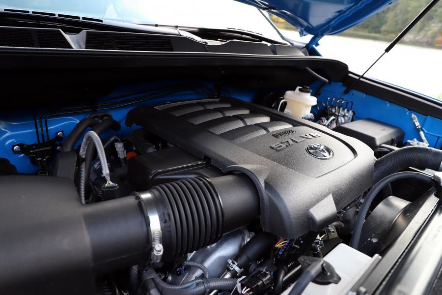 Моторный отсек Toyota Tundra TRD Pro CrewMax 2018 года  (фото 33 из 52)